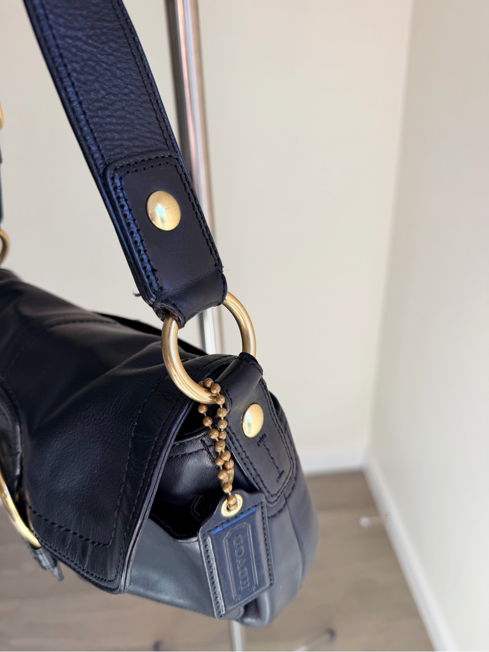 SOLD✅ Coach Black Leather Shoulder Bag with Gold Hardware - Picture 4 of 13